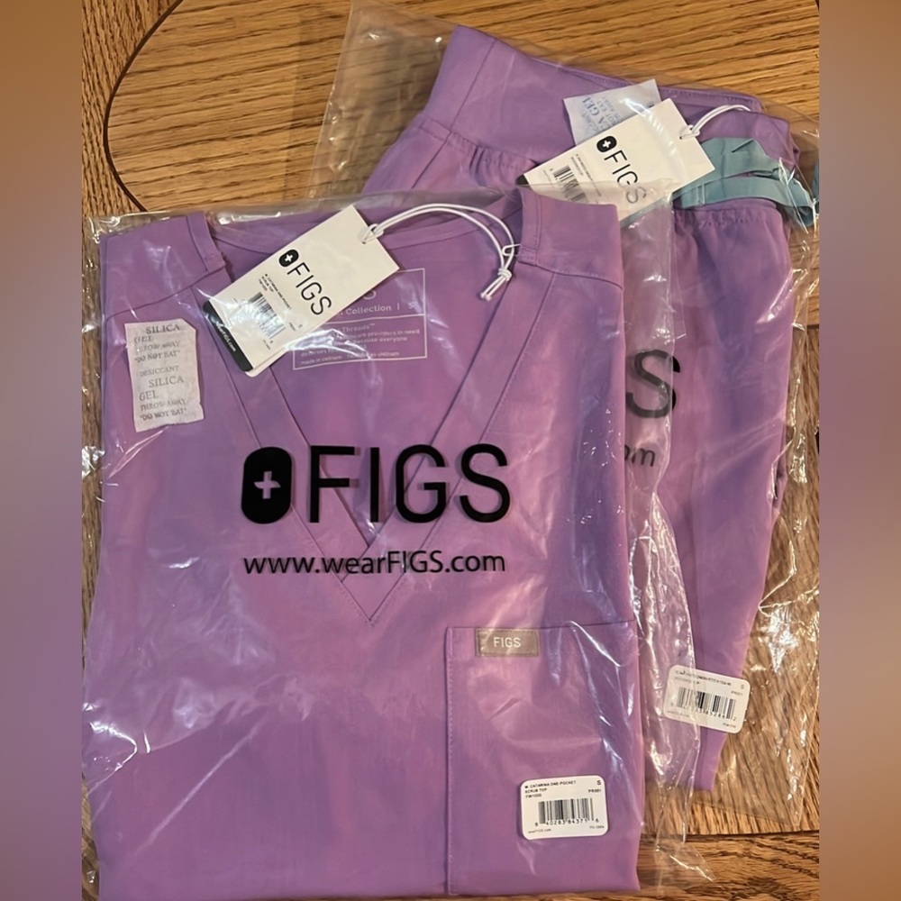 NWT figs petite scrub set